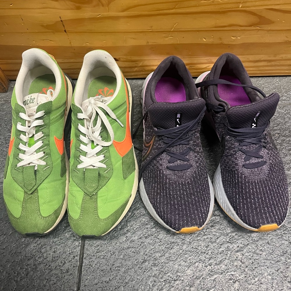 2 pairs of Nike sneakers